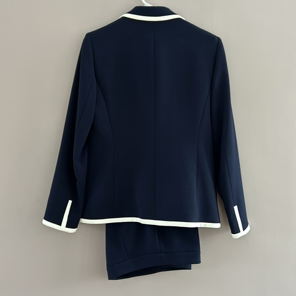 Tahari Arthur S. Levine Navy Blue Jacket and Pants, size 4 - Picture 2 of 9